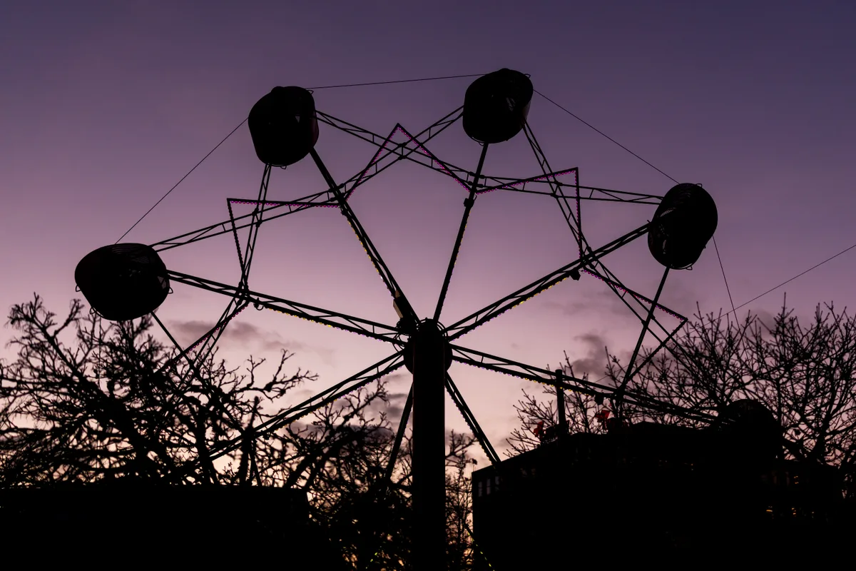 Man sieht den Trubel auf dem Uster Märt bei Nacht.